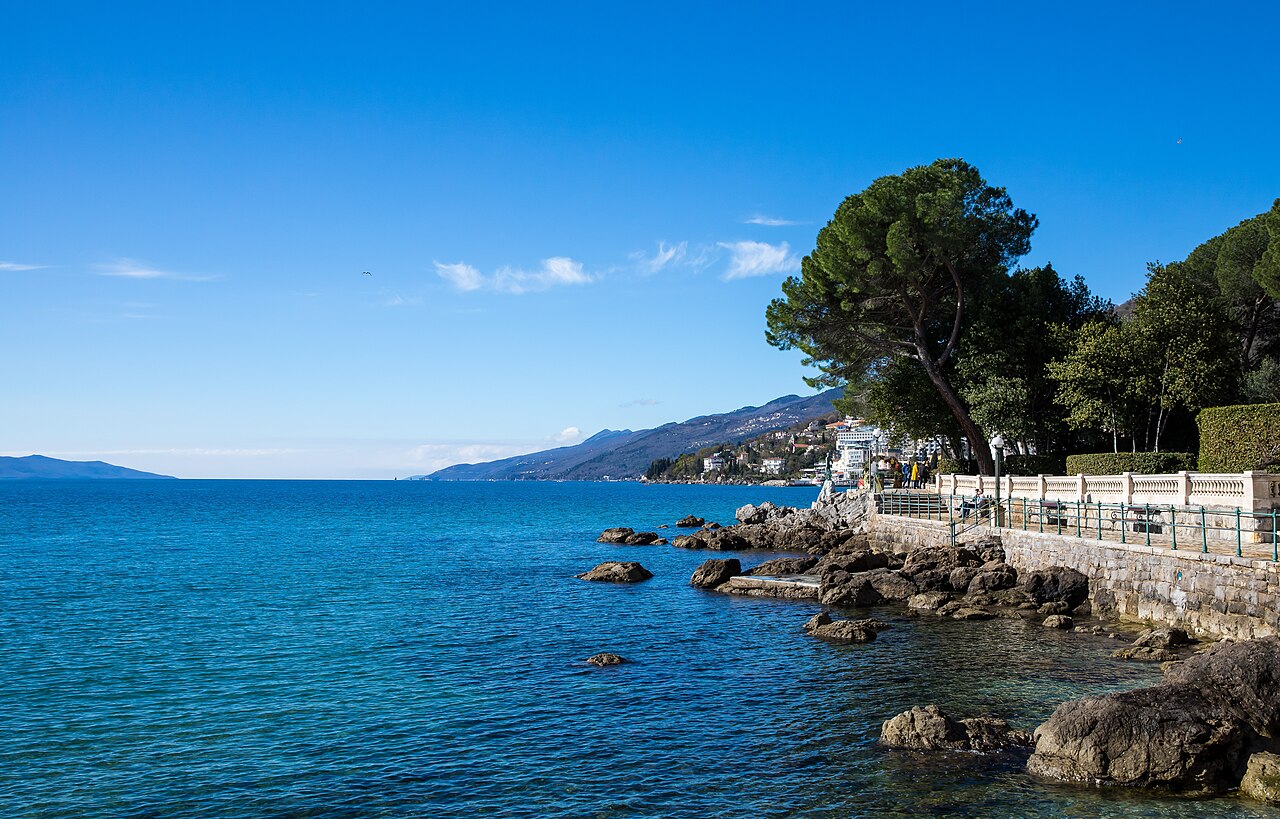 Die Uferpromenade Lungomare an der Adria-Riviera von Opatija mit klarem Wasser und Grandhotels am Hang