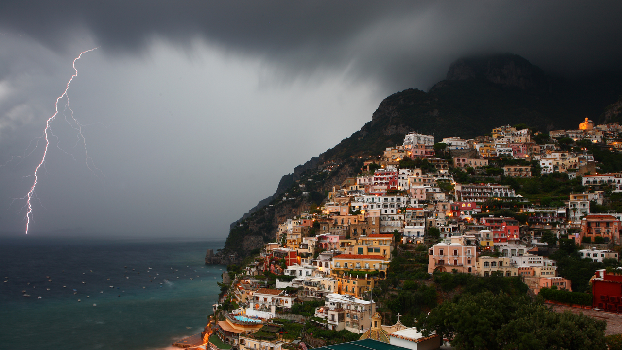 Die senkrecht gestapelten Häuser von Positano an der Amalfiküste über dem Meer