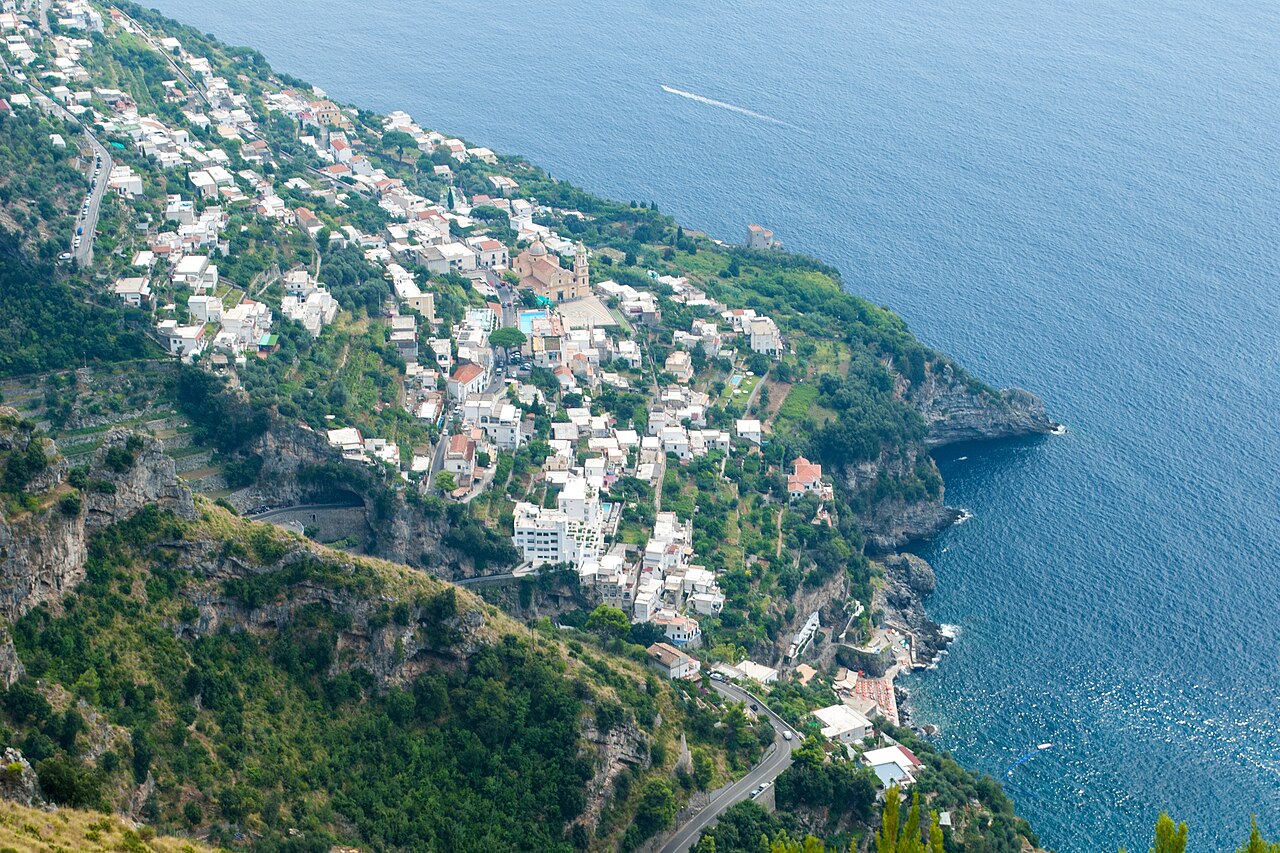 Das Klippendorf Praiano an der Amalfiküste, die Häuser gestaffelt über dem tiefblauen Meer