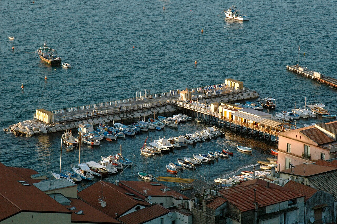 Blick über die Marina Grande und die Steilküste von Sorrent im Abendlicht