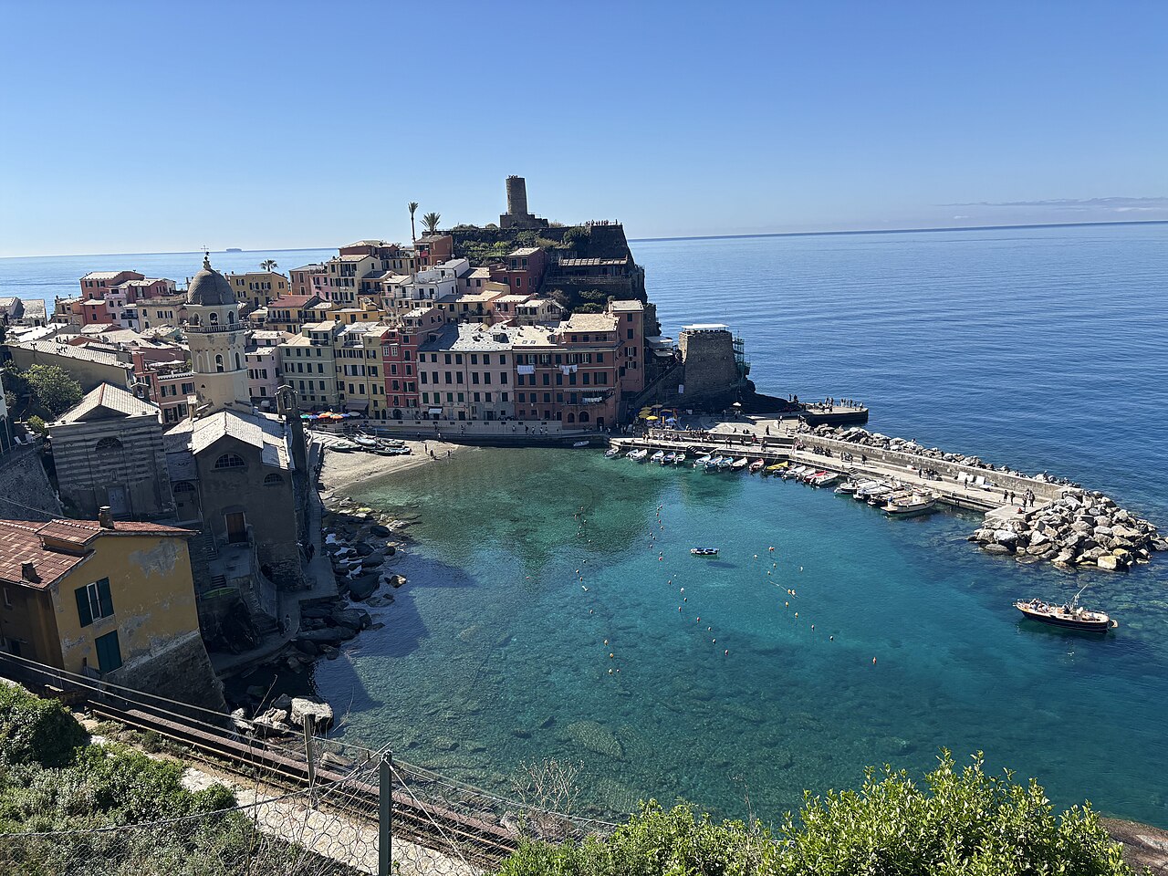 Der Hafen von Vernazza in den Cinque Terre mit bunten Häusern über der türkisen Bucht